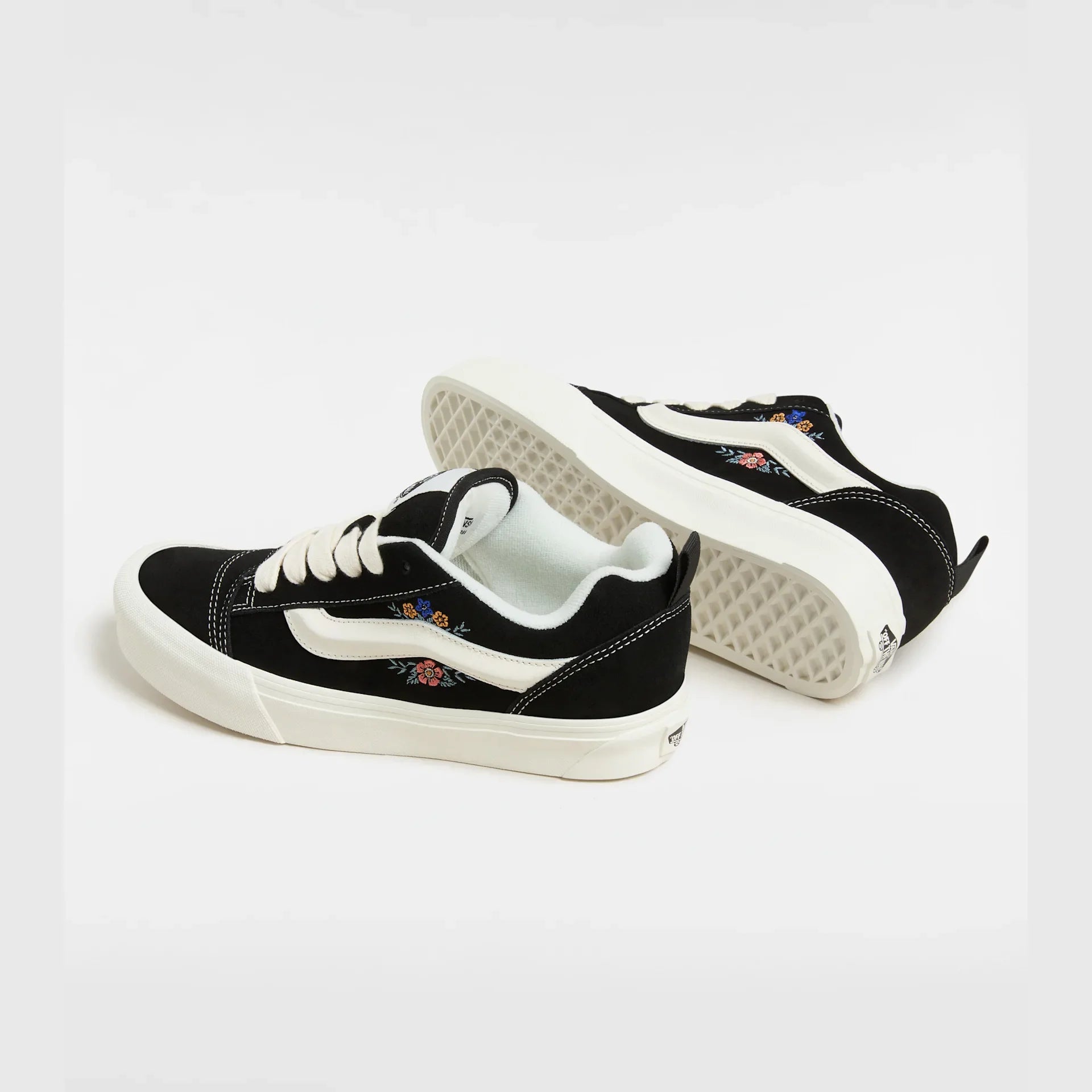 VANS Knu Skool BLACK FLORAL Cipő kép 3