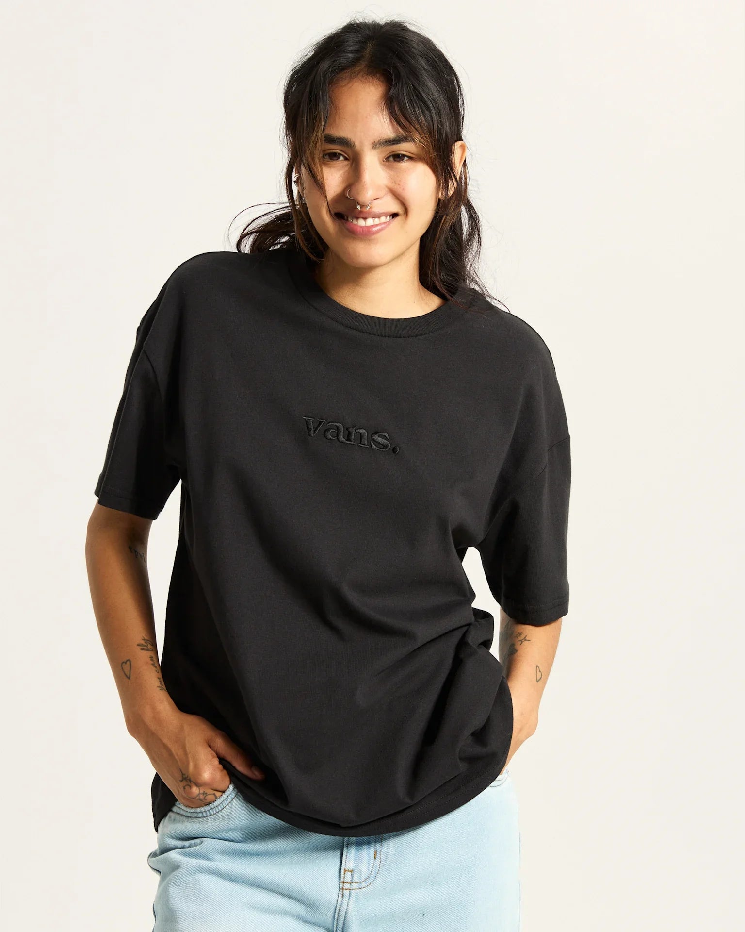 VANS W ESSENTIAL OS TEE Black Póló kép 3